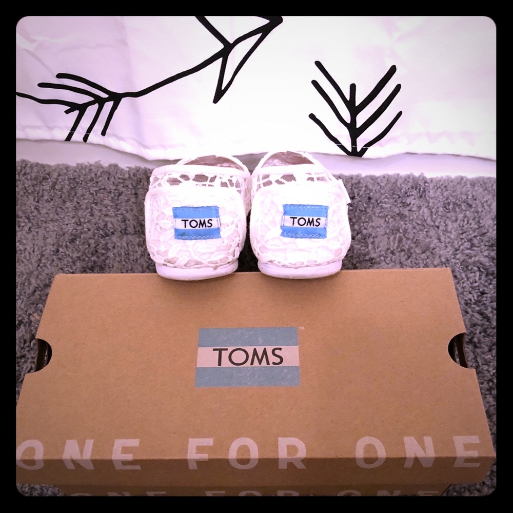 TOMS white lace leaves bridal flats w/ box